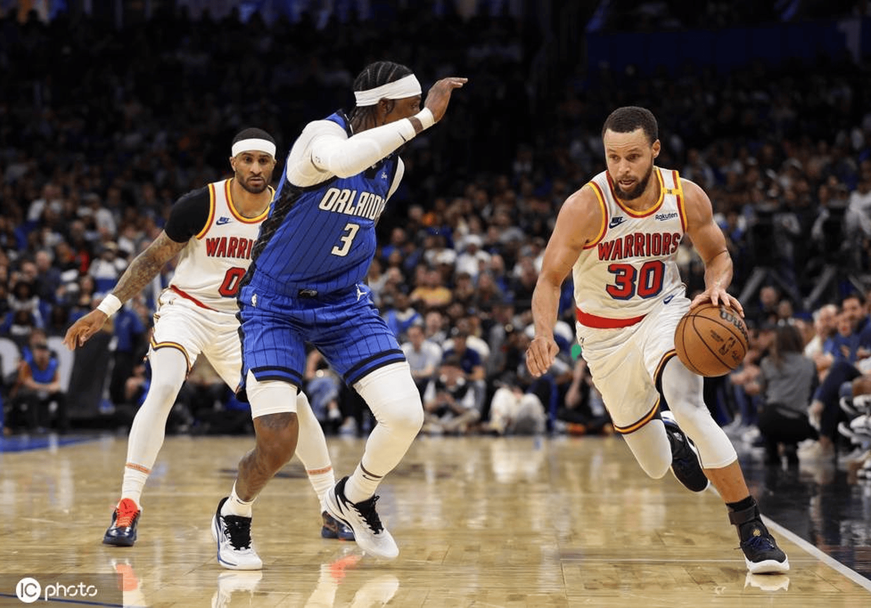 爱游戏登录入口库里在澳大利亚队比赛中比分优势明显，绝杀引发热议！(库里打比赛)