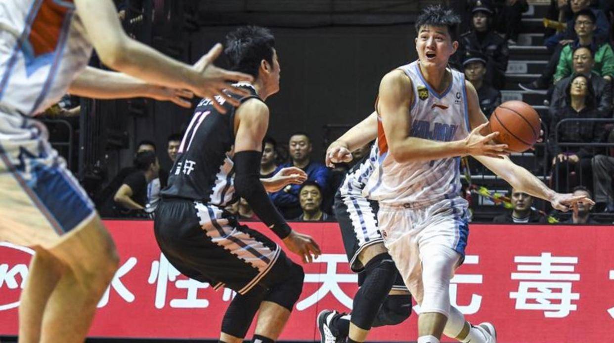 ayx官网包含转折点！广州队豪取连胜，CBA常规赛今夜攻防权衡，底气十足，团队化学反应显著的词条